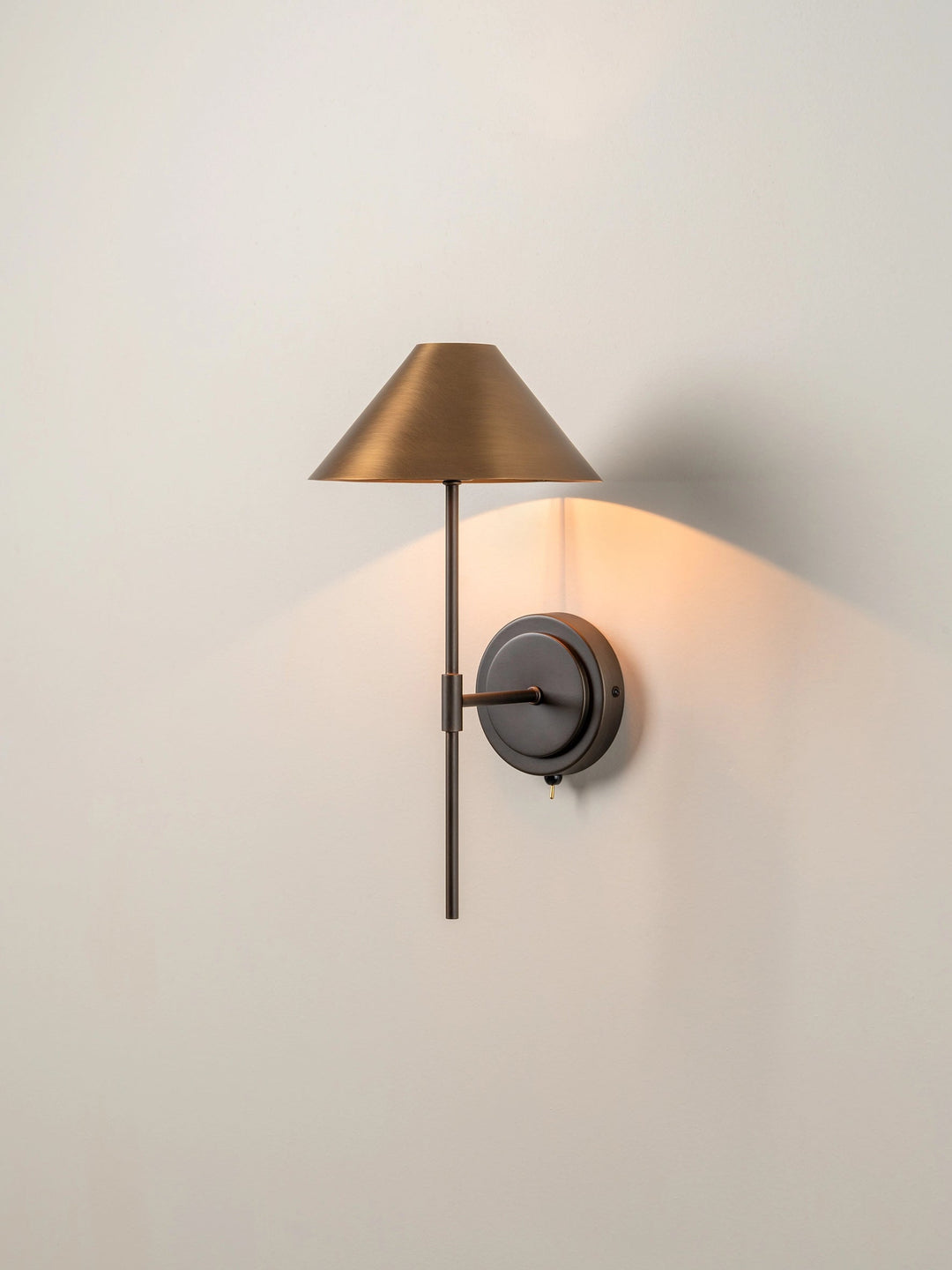 Minimalist Aged Brass and Bronze Wall Light - Contemporary Wall Sconce for Elegant Illumination 1