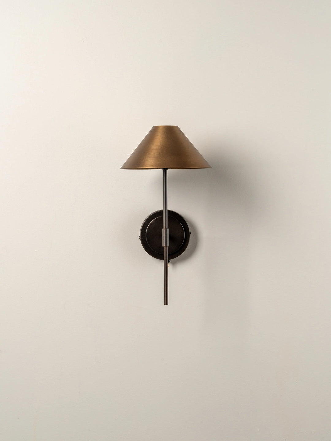 Minimalist Aged Brass and Bronze Wall Light - Contemporary Wall Sconce for Elegant Illumination 5